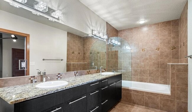 Building Photo - Luxury Old Town Loft in the Prestigious Magnolia Building