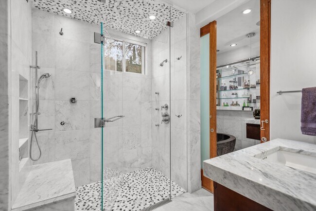 Building Photo - 210 E Hyman Ave