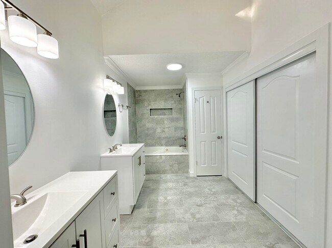 Building Photo - 5445 Pine Oak Ln