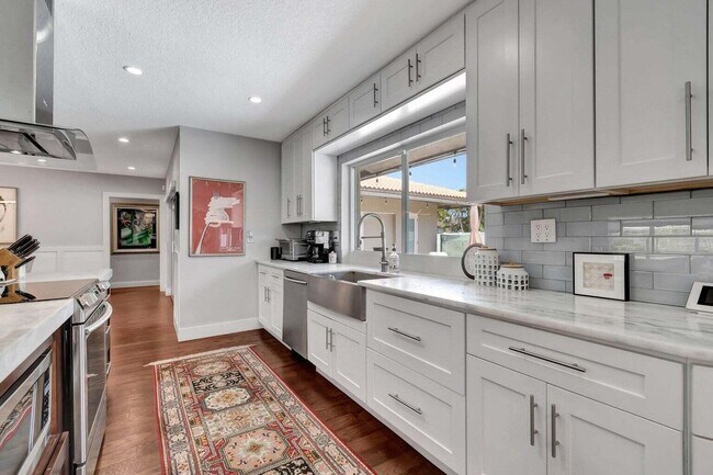 Building Photo - 5660 Golfway Dr