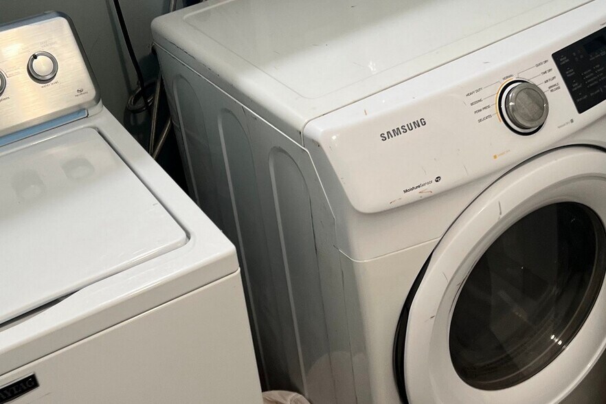 Building Photo - 110 E Roumfort Rd