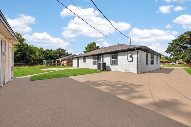 Building Photo - 1202 Dogwood Dr
