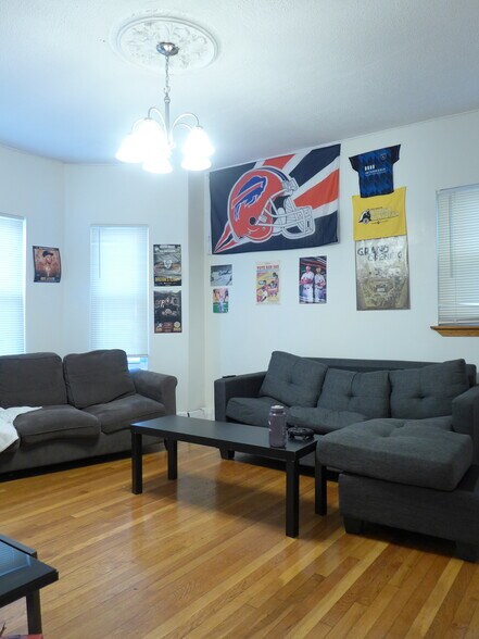 Building Photo - 832 Parker St