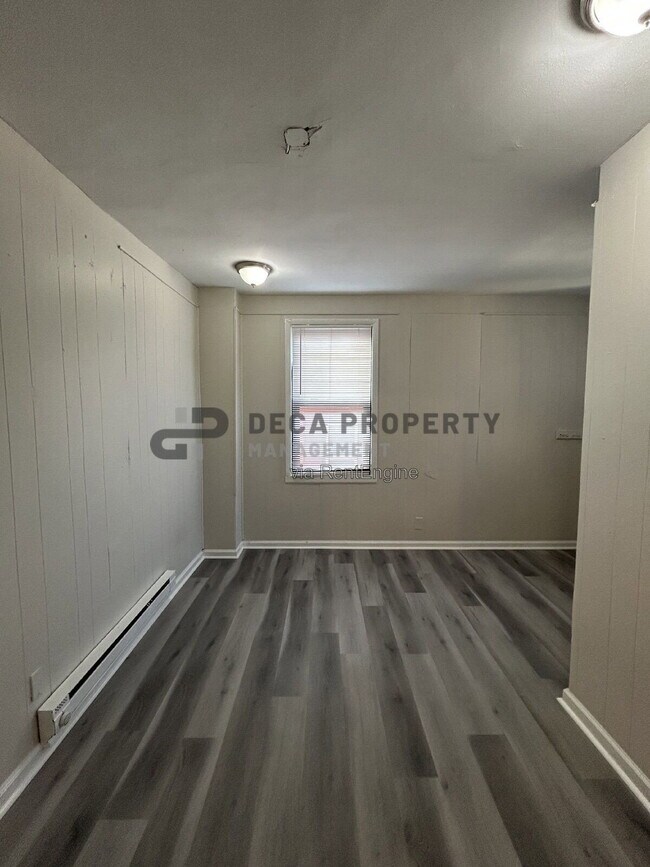 Building Photo - 205 Schirmer St
