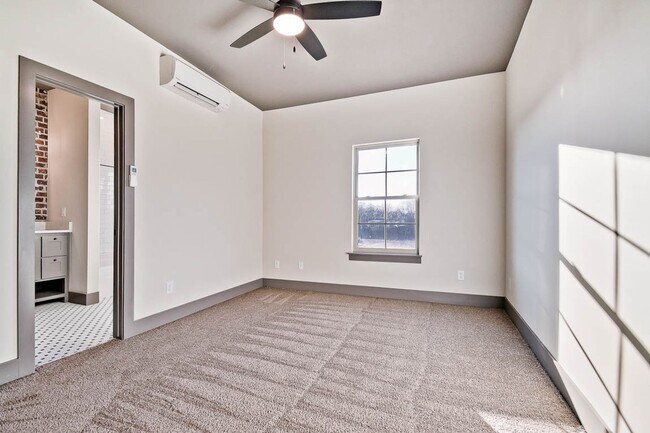 Building Photo - Chicago Row Townhouse