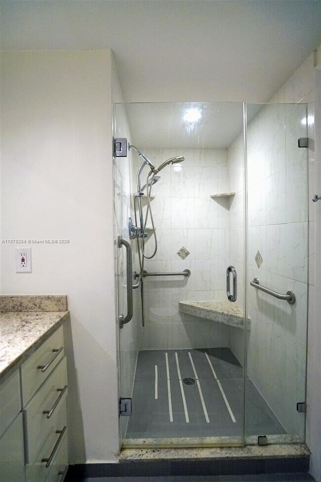 Building Photo - 2500 Parkview Dr