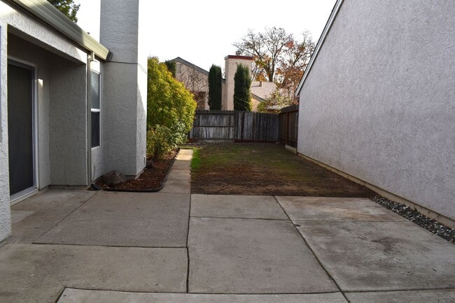 Building Photo - 9435 Soaring Oaks Dr