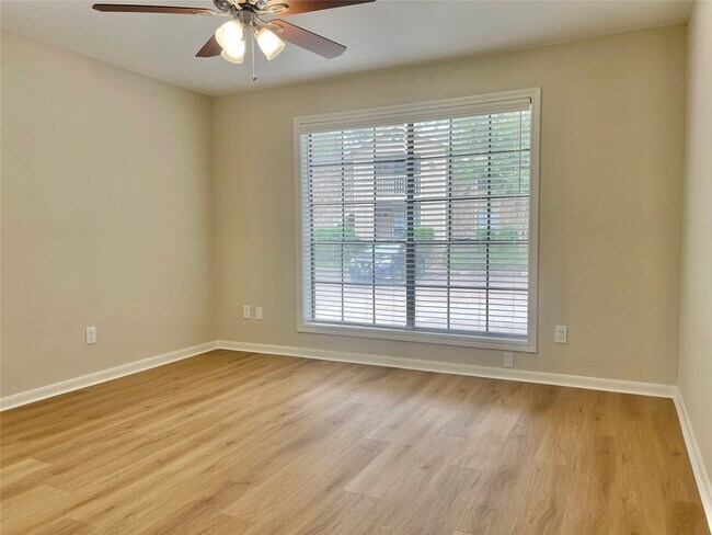 Building Photo - 1311 Antoine Dr