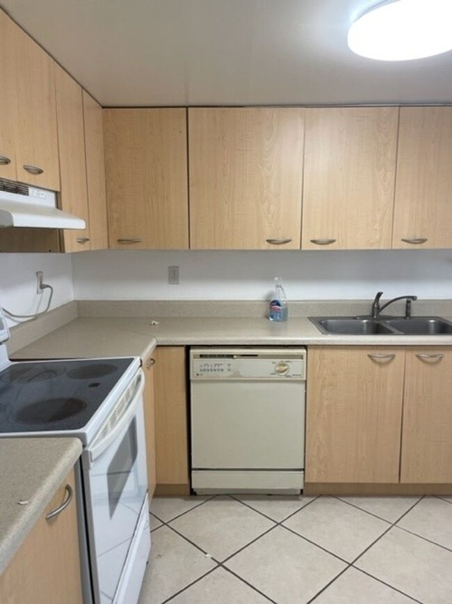 Building Photo - Sunny Isles Condo $2200