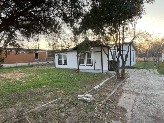 Building Photo - TULOSO MIDWAY WITH WATER AND ELECTRIC INCLUDED!!