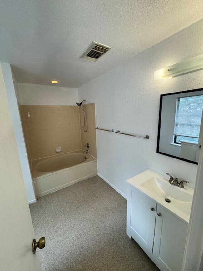 Building Photo - Spacious 3-Bedroom Home in Prime Location ...
