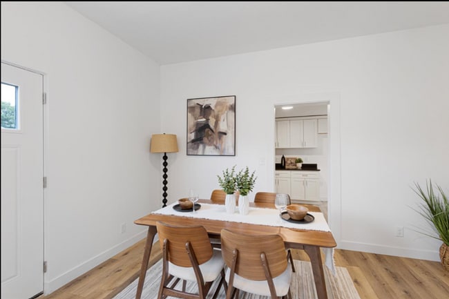 Building Photo - 2 Bed 1 Bath