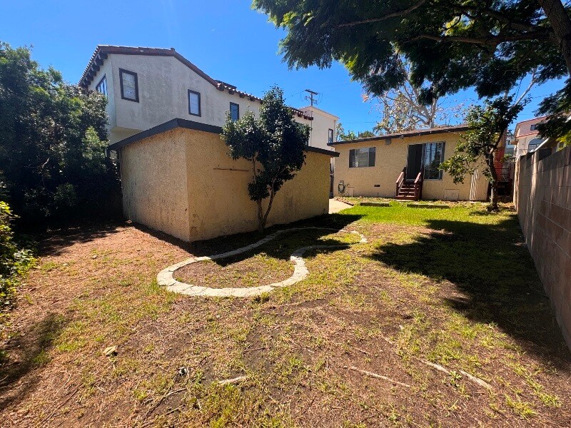 Building Photo - 2412 N Poinsettia Ave