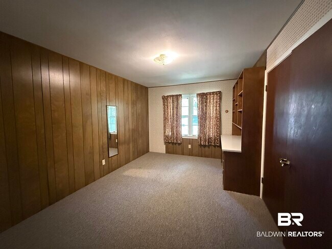 Building Photo - 110 Patrician Dr N