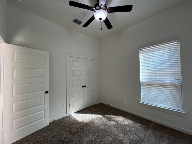 Building Photo - Luxury 3/2 duplex in NBTX