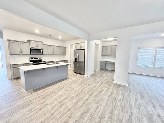 Building Photo - Spacious three bedroom 2 1/2 bathroom with large loft area - SPRING SPECIAL