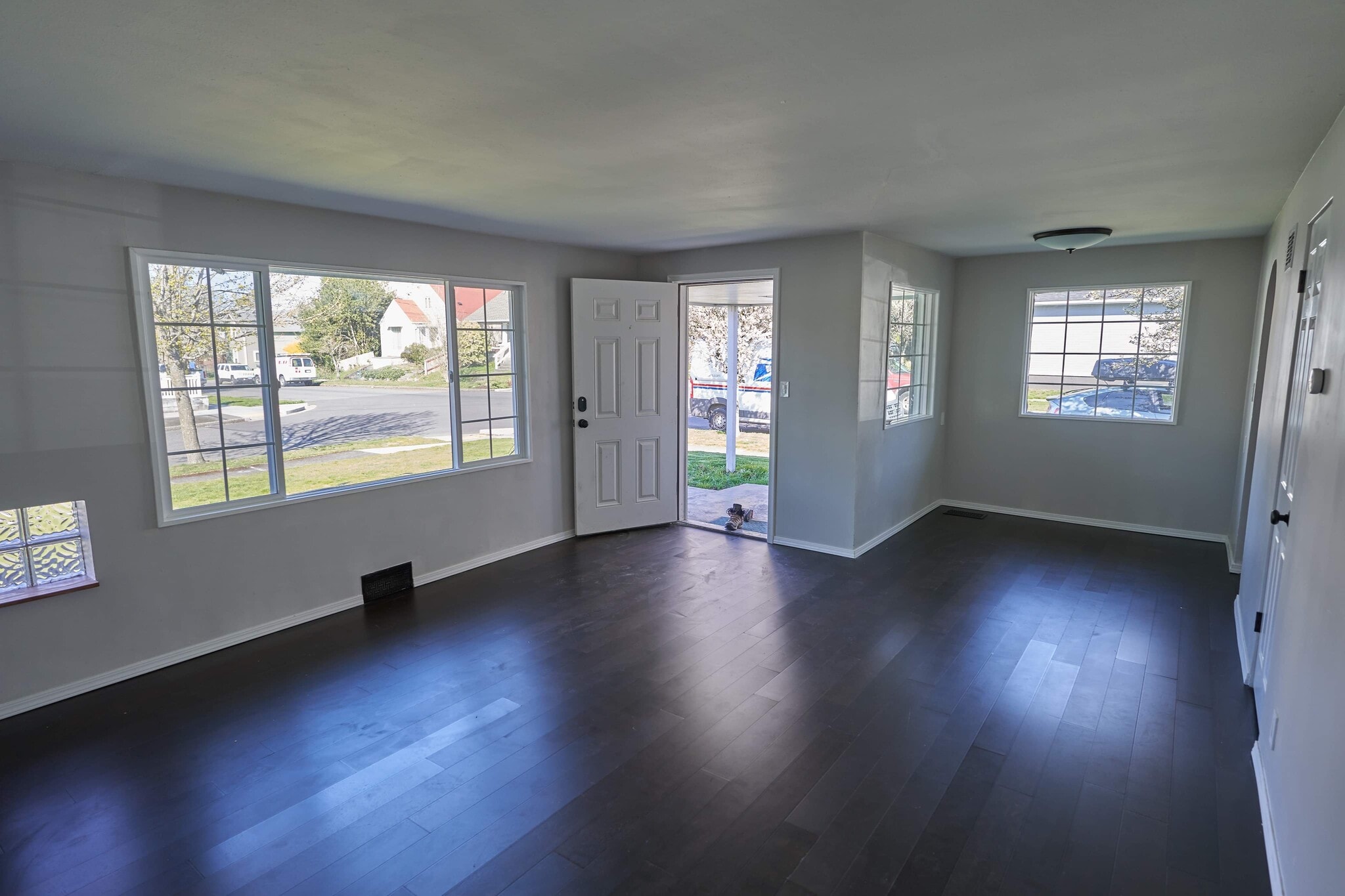 View of towards front door and dining nook - 904 S Junett