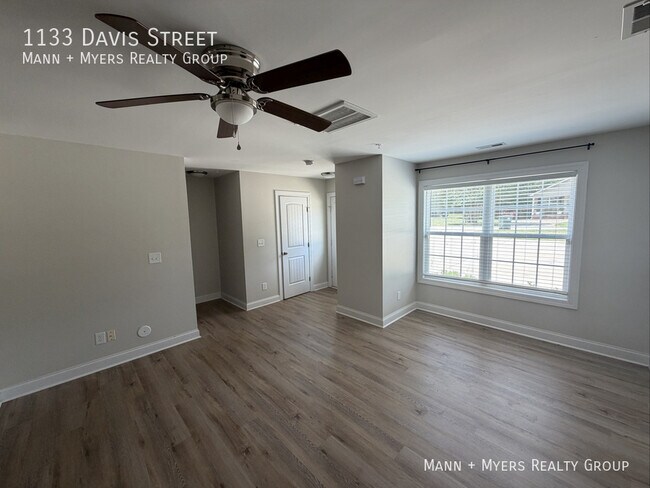Building Photo - 1133 Davis St