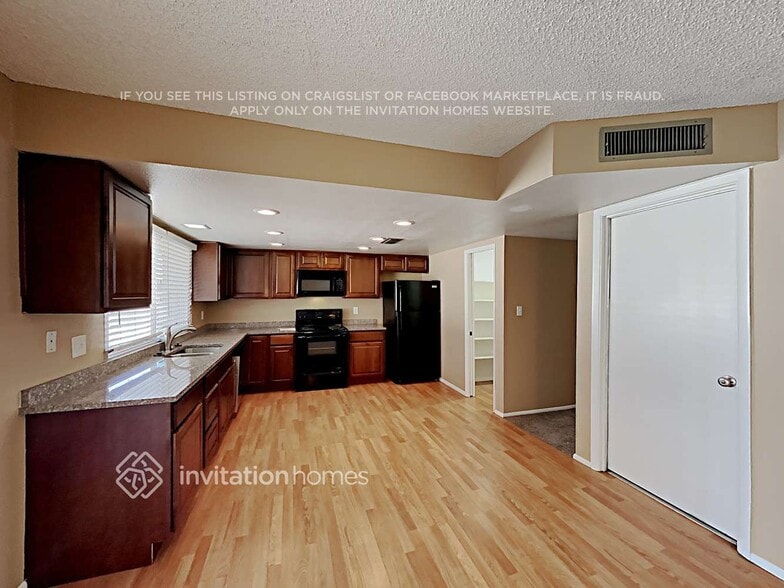 Building Photo - 4602 W Paradise Dr