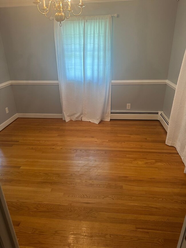 Building Photo - 3 Bed/3 Bath