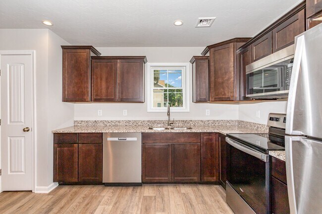 Building Photo - 652 N College St