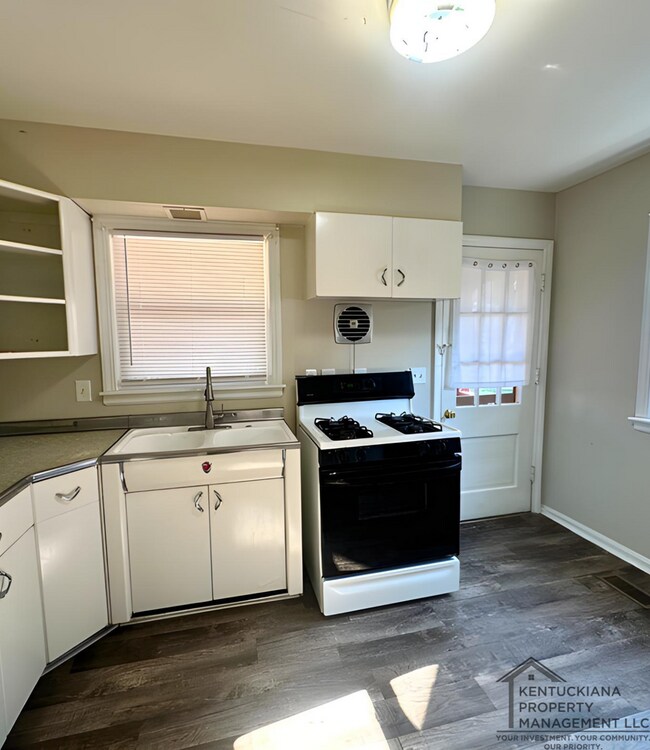 Building Photo - Charming 3BR/2BA Brick Cape Cod