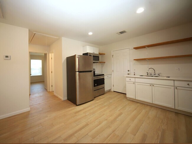 Building Photo - 6709 Greenhurst St