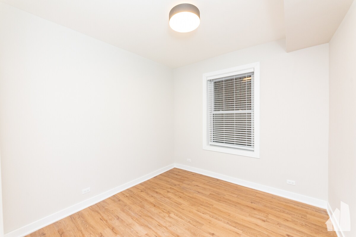 Building Photo - 651 W Wrightwood Ave