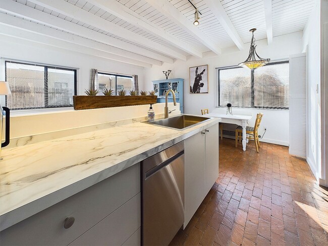 Building Photo - Beautiful Condo Available Now!