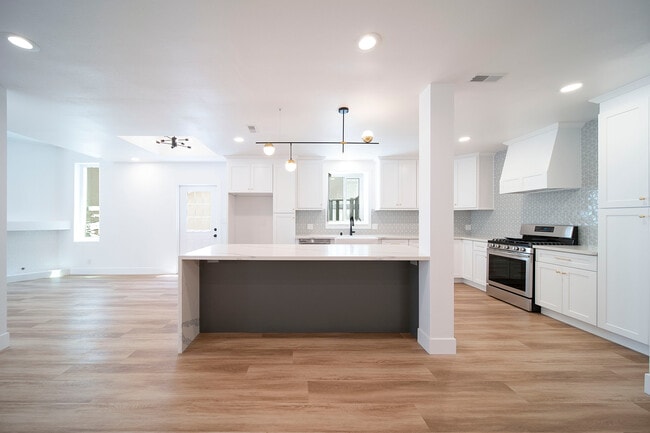 Building Photo - 9455 Hillhaven Ave