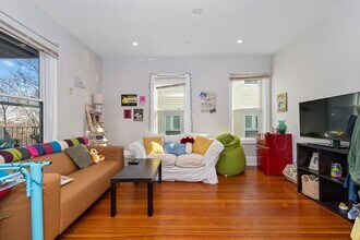 Building Photo - Nicely Priced 4-bed, 2-bath Mission Hill Apartment