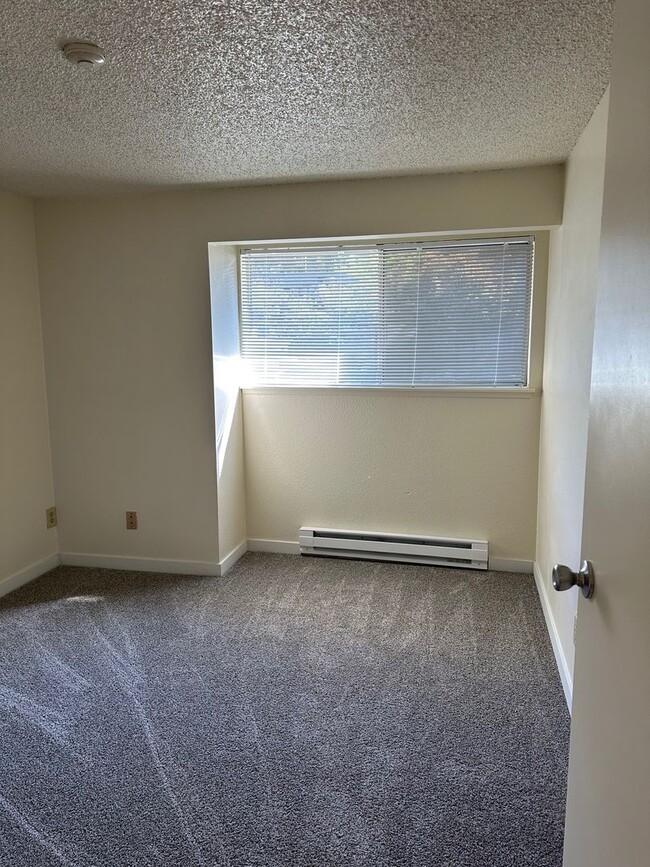 Building Photo - 3 bed/ 2 bath condo in Lynnwood!