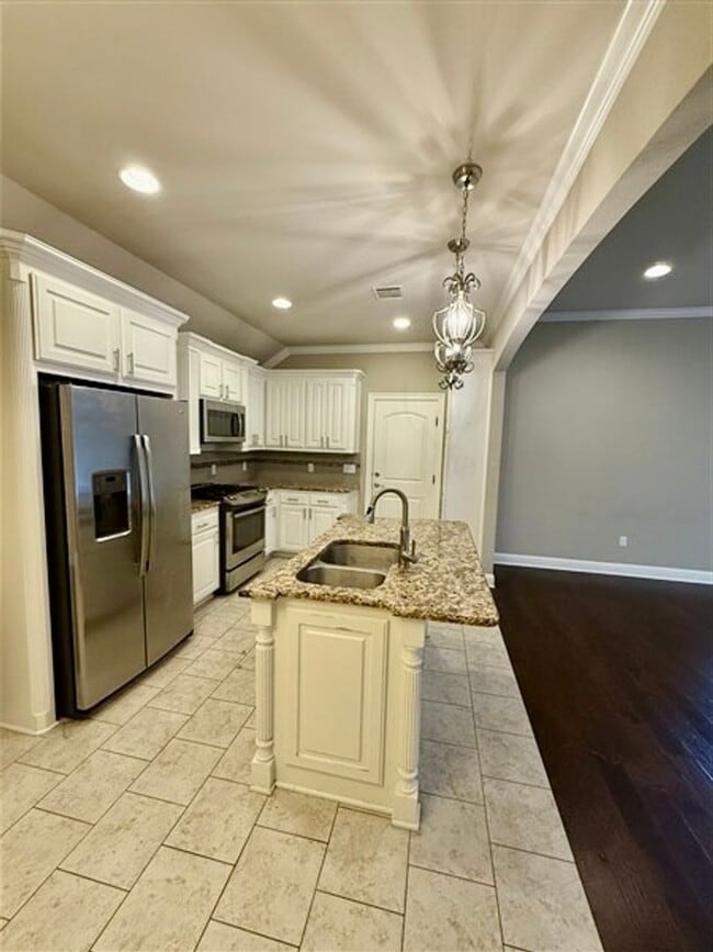 Building Photo - For Lease in Gated Cypress Place! Like-New...