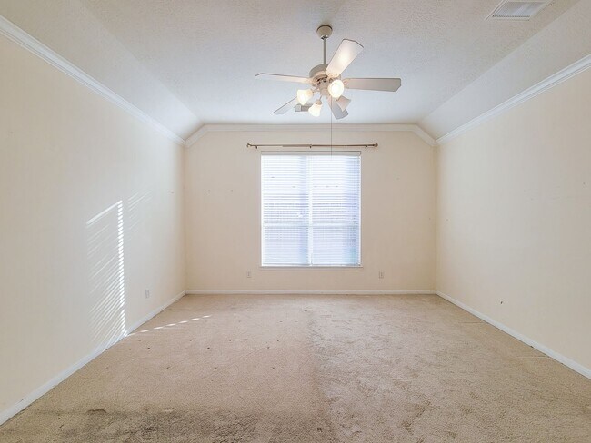 Building Photo - Fantastic looking 4 bedroom and 2 bathroom home in a great neighborhood nestled in the heart of S...