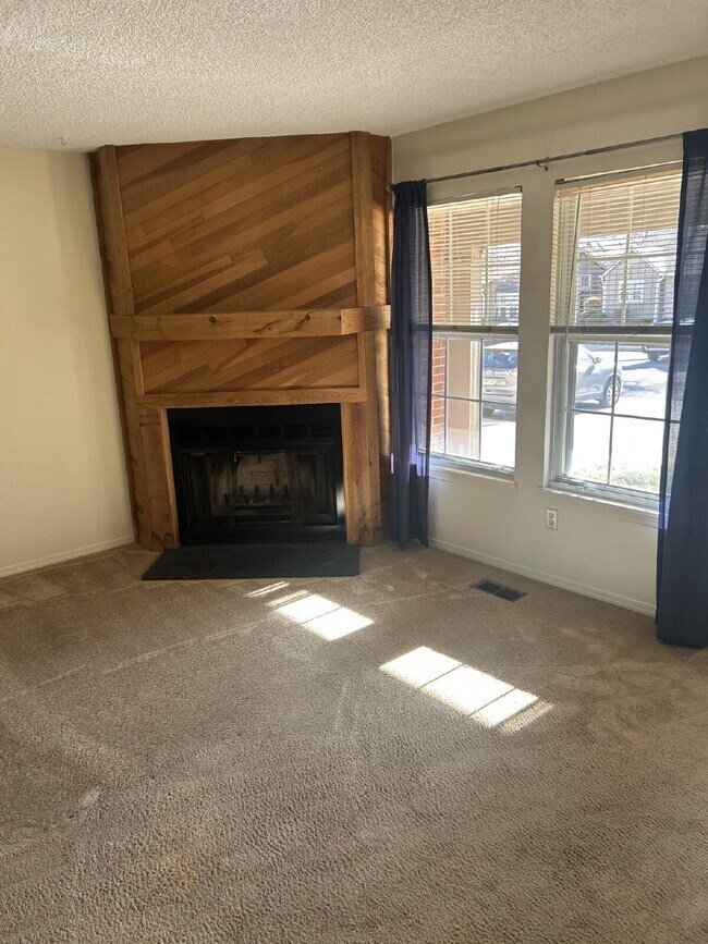 Building Photo - "Charming 2-Bed Condo Retreat with 2.5 Baths in Littleton - 1000 Sq Ft of Comfort!"  Available Now!