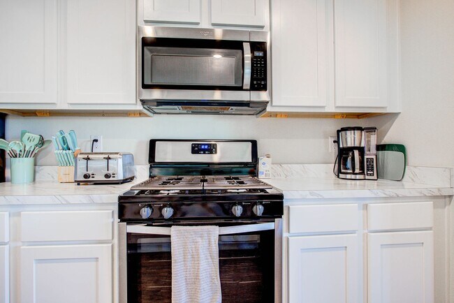 Building Photo - MOVE-IN READY 3/2 IN ENTRADA!