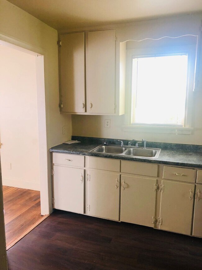 Building Photo - Adorable 3 bdrm/1bath House with Huge Back...