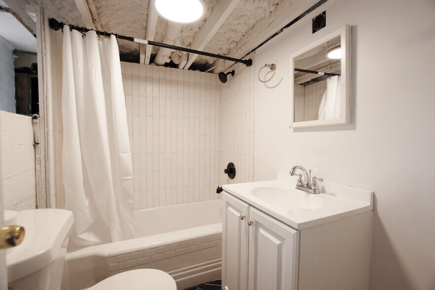 Bathroom - 1713 E Main St