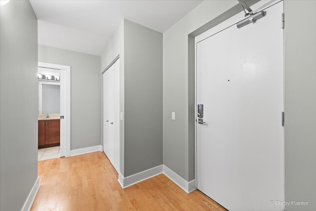 Building Photo - 873 N Larrabee St