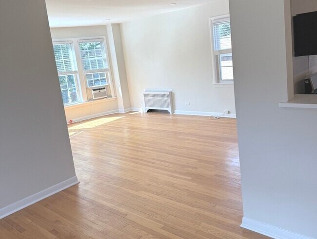 Building Photo - 2718 W Balmoral Ave
