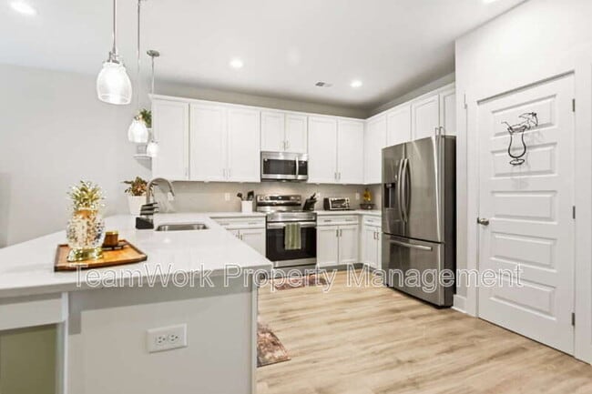 Building Photo - 7722 Park Gate Dr