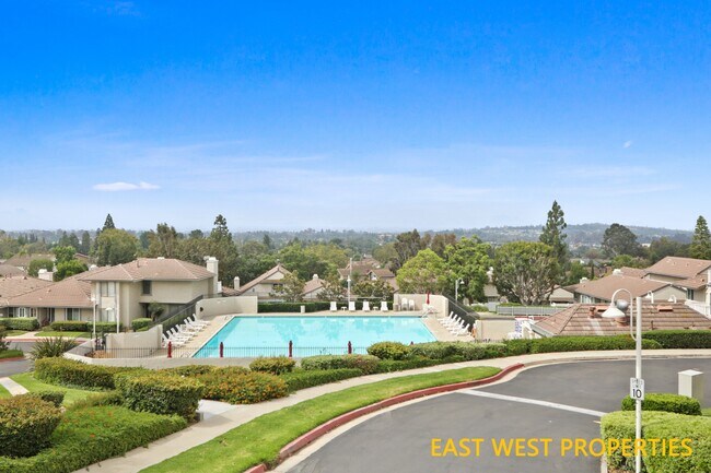 Building Photo - 2409 Sommerset Dr