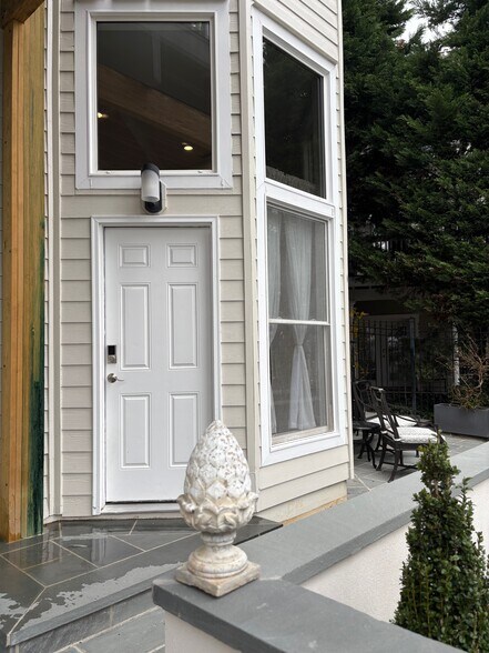 Building Photo - 4600 Kenmore Dr NW