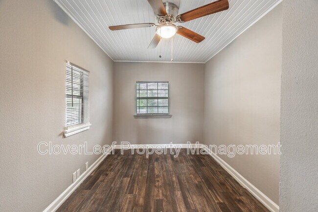 Building Photo - 402 W Wildwood Dr