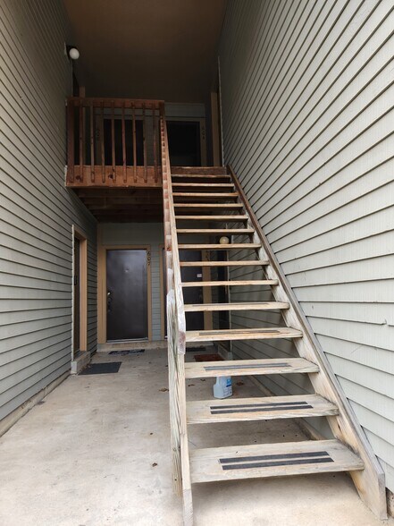 Building Photo - 608 Woodhollow Dr