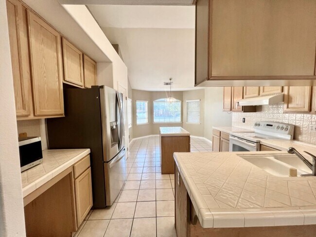 Building Photo - $500 MOVE IN BONUS, $2,350 Shields & Clovis 3 Bed - Judy Ave, Clovis / Swimming Pool