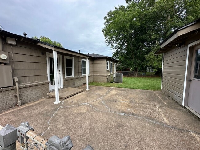 Building Photo - 2521 Sunnybrook Dr