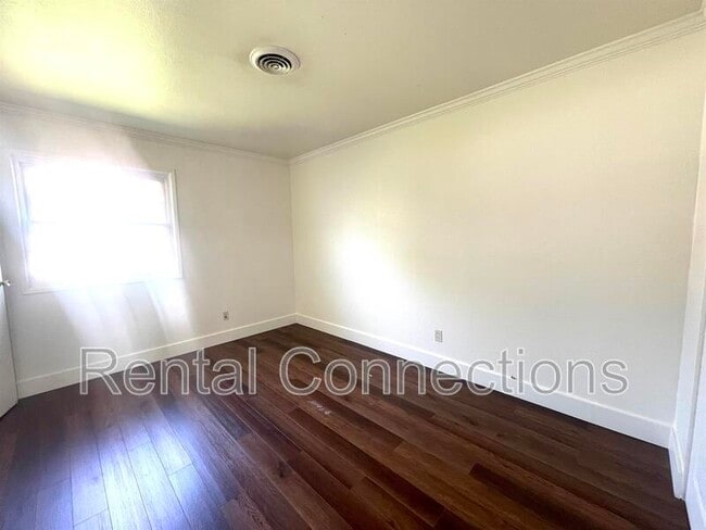 Building Photo - 3300 W Hawthorne Ct