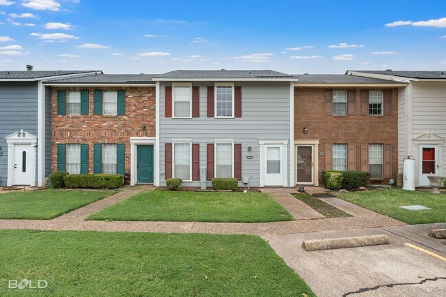 Building Photo - 3 bed 2 bath Town House