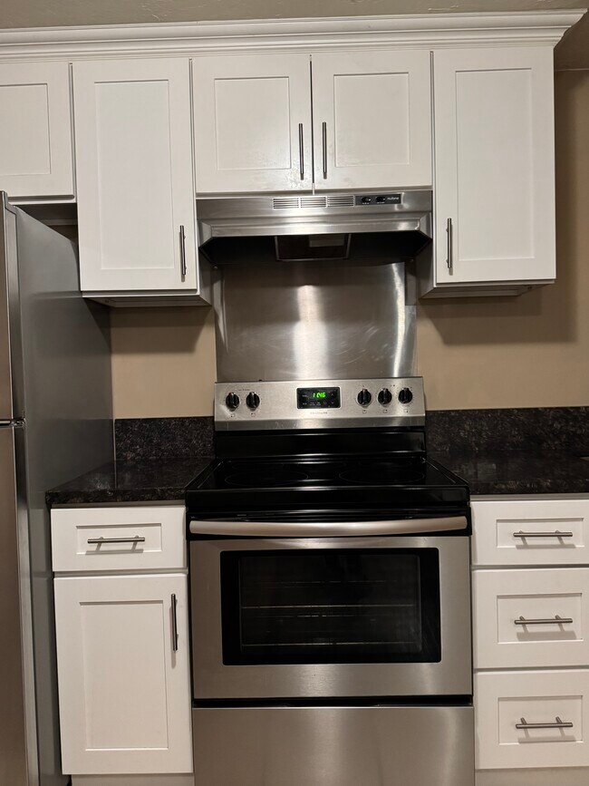 Building Photo - 1605 W Frankie Cir